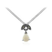 Zilveren halsketting met een witte opaal