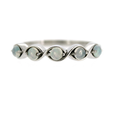 Zilveren ring met Welo-opalen