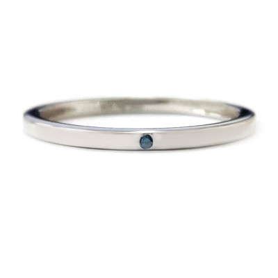 Zilveren ring met een blauwe diamant