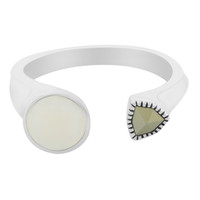 Zilveren ring met een witte opaal (TPC)