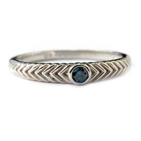 Zilveren ring met een blauwe diamant