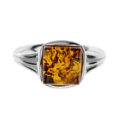 Zilveren ring met een Baltische barnsteen (dagen)