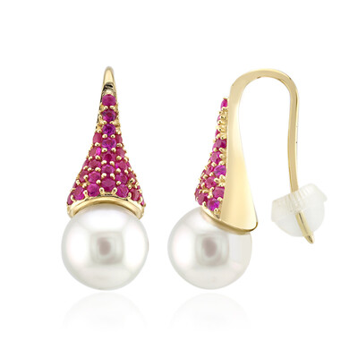 Gouden oorbellen met witte zuidzee parels (Michelle Albala)