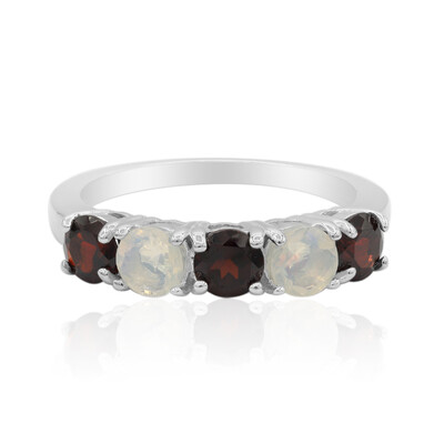 Zilveren ring met granaten