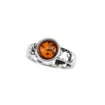Zilveren ring met een Baltische barnsteen (dagen)