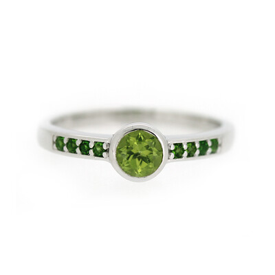 Zilveren ring met een peridoot