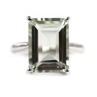 Zilveren ring met een groene amethist