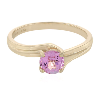 Gouden ring met een kunziet
