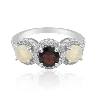 Zilveren ring met een granaat