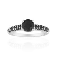 Zilveren ring met een zwarte saffier