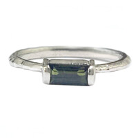 Zilveren ring met een groene toermalijn