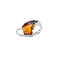 Zilveren ring met een Baltische barnsteen