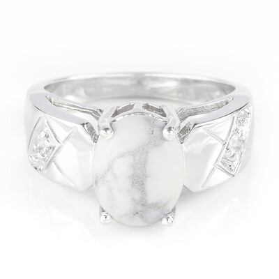 Zilveren ring met een howliet