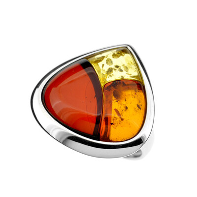 Zilveren ring met een Baltische barnsteen (dagen)