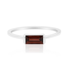 Zilveren ring met een granaat
