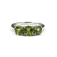 Zilveren ring met een peridoot