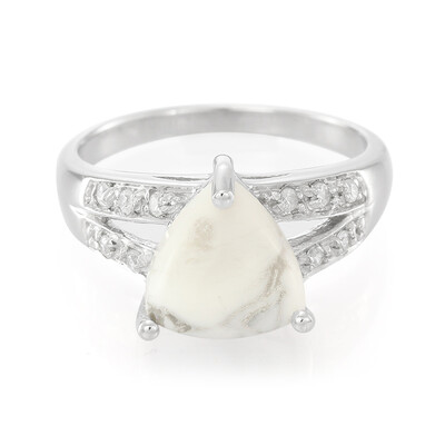 Zilveren ring met een howliet