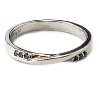 Zilveren ring met blauwe diamanten