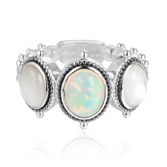 Zilveren ring met een Welo-opaal (Dallas Prince Designs)