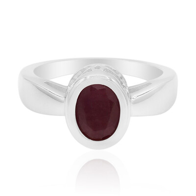Zilveren ring met een robijn