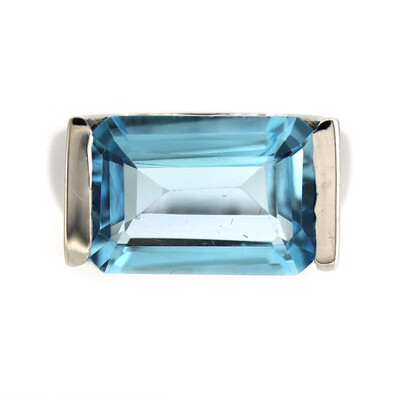 Zilveren ring met een hemel-blauwe topaas