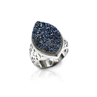 Zilveren ring met een kobaltblauwe glitter kwarts