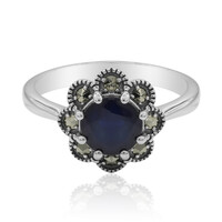 Zilveren ring met een blauwe saffier