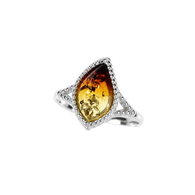 Zilveren ring met een Baltische barnsteen (dagen)