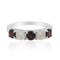 Zilveren ring met granaten