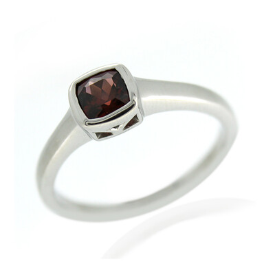Zilveren ring met een Mozambique granaat