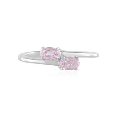 Zilveren ring met kunzietstenen