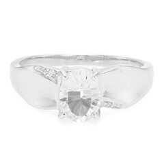 Zilveren ring met een petaliet