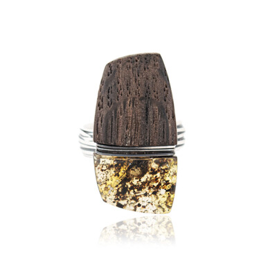 Zilveren ring met een Baltische barnsteen (dagen)