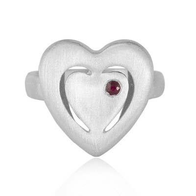 Zilveren ring met een robijn