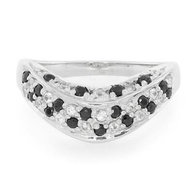 Zilveren ring met een witte saffier