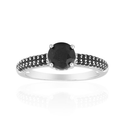 Zilveren ring met een zwarte saffier