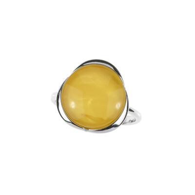 Zilveren ring met een Baltische barnsteen (dagen)
