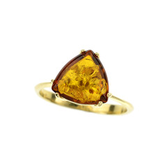 Gouden ring met een Baltische barnsteen
