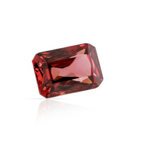Edelsteen met een roze zirkoon