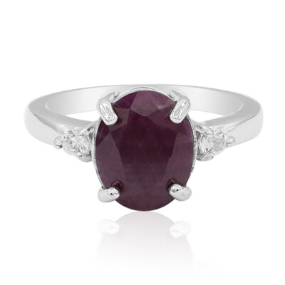 Zilveren ring met een robijn