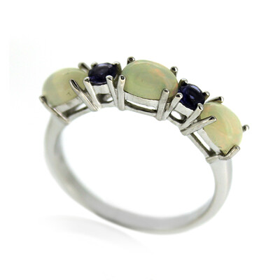 Zilveren ring met Welo-opalen