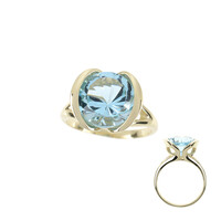 Gouden ring met een hemel-blauwe topaas