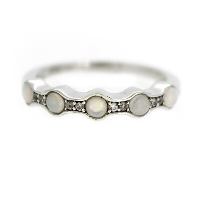 Zilveren ring met Welo-opalen