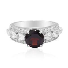 Zilveren ring met een granaat