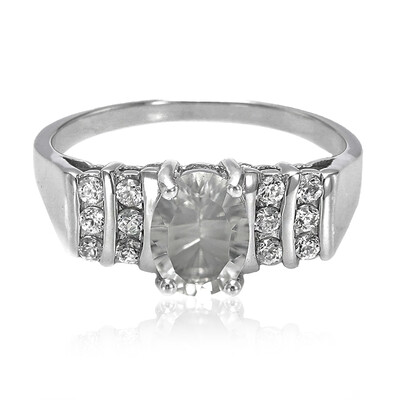 Zilveren ring met een petaliet