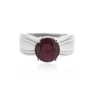 Zilveren ring met een robijn
