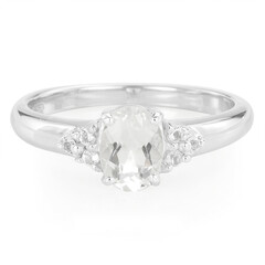 Zilveren ring met een petaliet