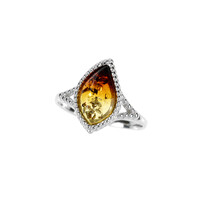 Zilveren ring met een Baltische barnsteen