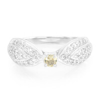 Zilveren ring met een neongele danburiet
