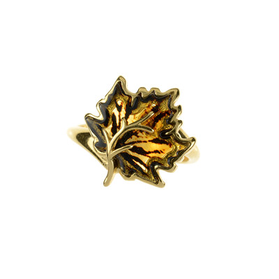 Zilveren ring met een Baltische barnsteen (dagen)